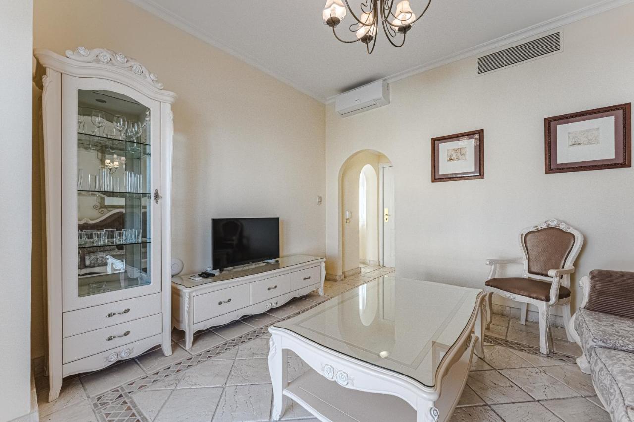 Suite (2 Adults + 1 Child)